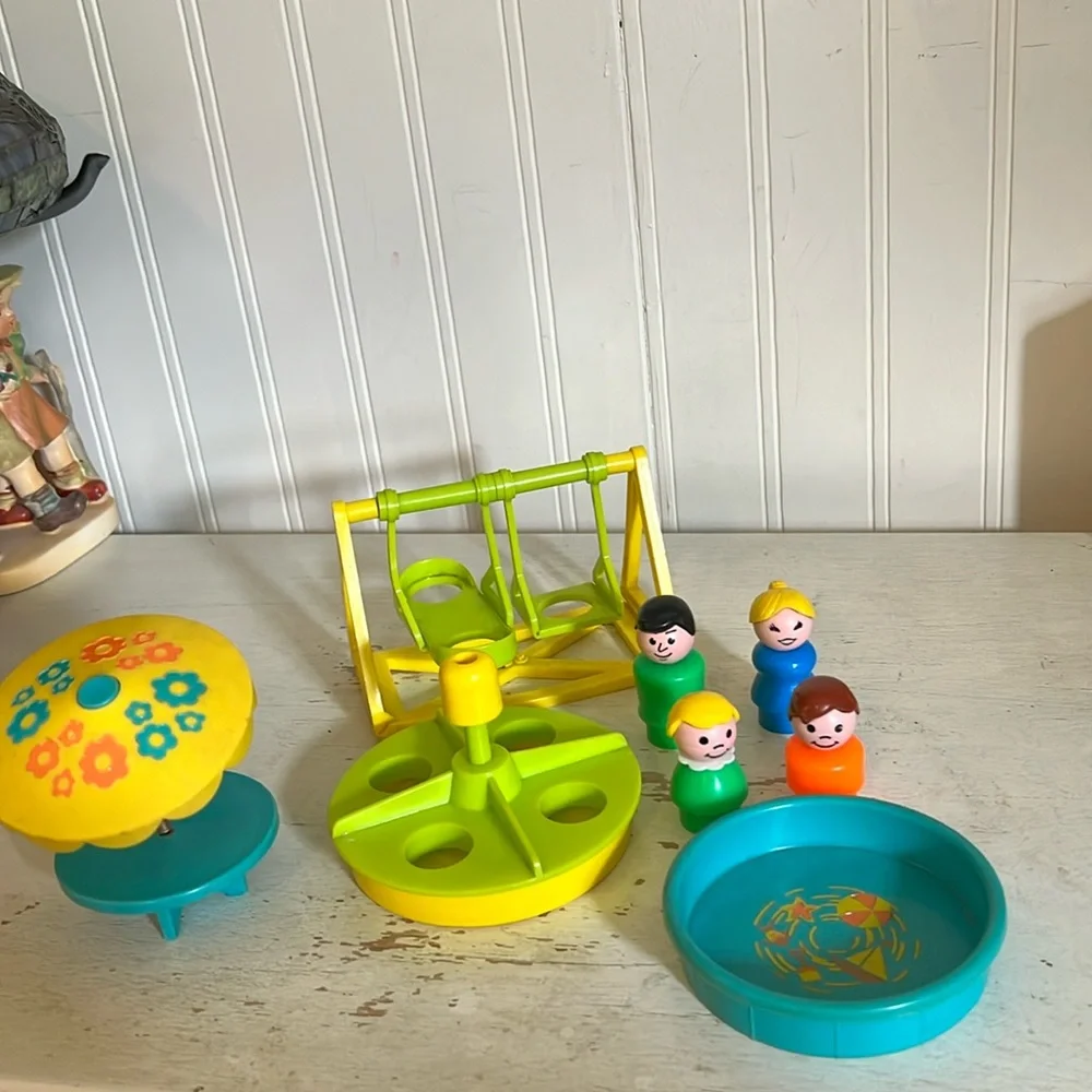RARE HTF Fisher Price little people vintage round pool playground set